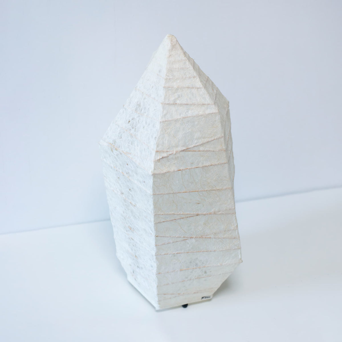japansk gulvlampe af papir lavet med traditionelt washi-papir og isstensdesign.