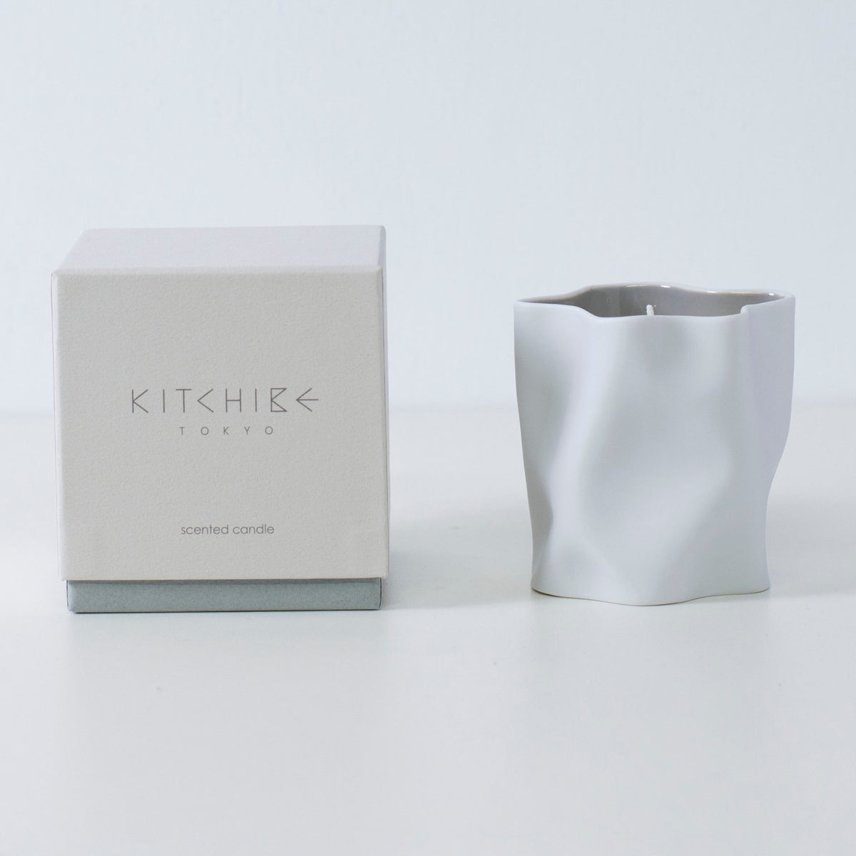 "Zen-geïnspireerde Japanse kaars KARESANSUI met yuzu, pioenroos en Japanse wierook in Seto porselein"