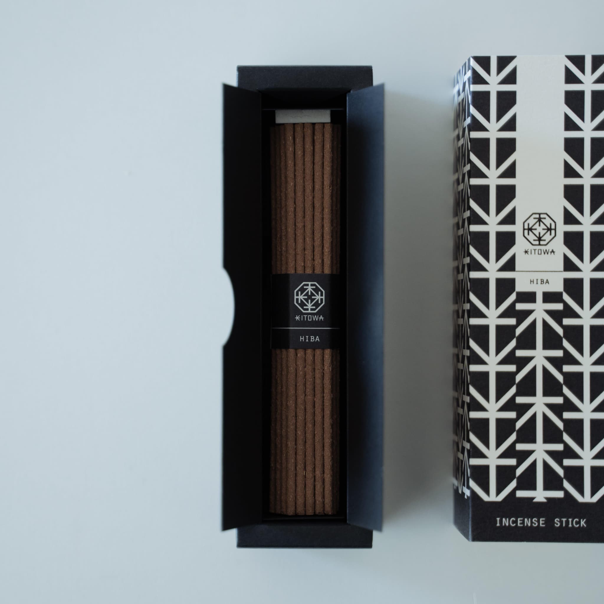 Ein Paket duftender Hiba-Holz-Räucherstäbchen in minimalistischem Design.