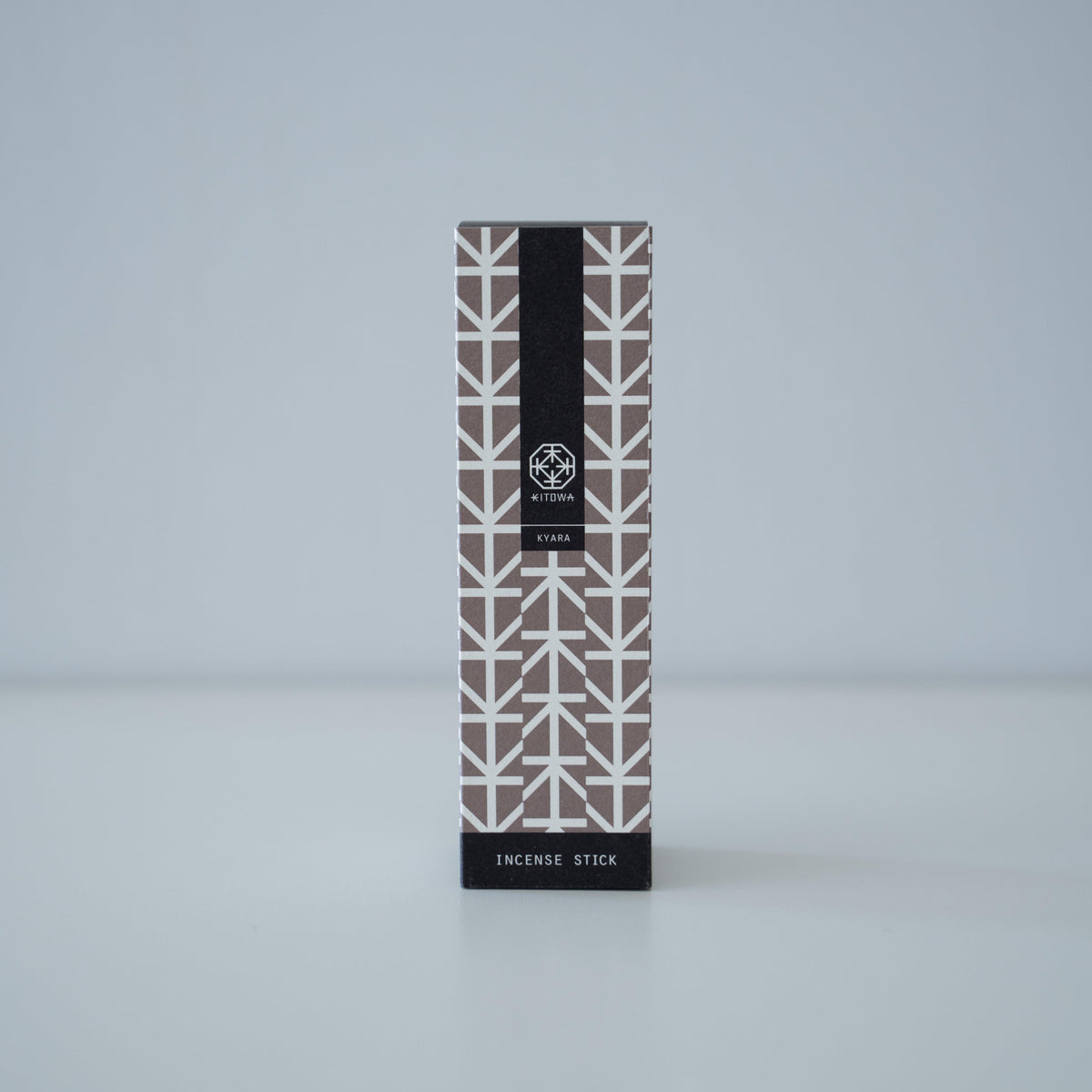 Un paquet de bâtonnets d'encens au bois de kyara parfumé, au design minimaliste.