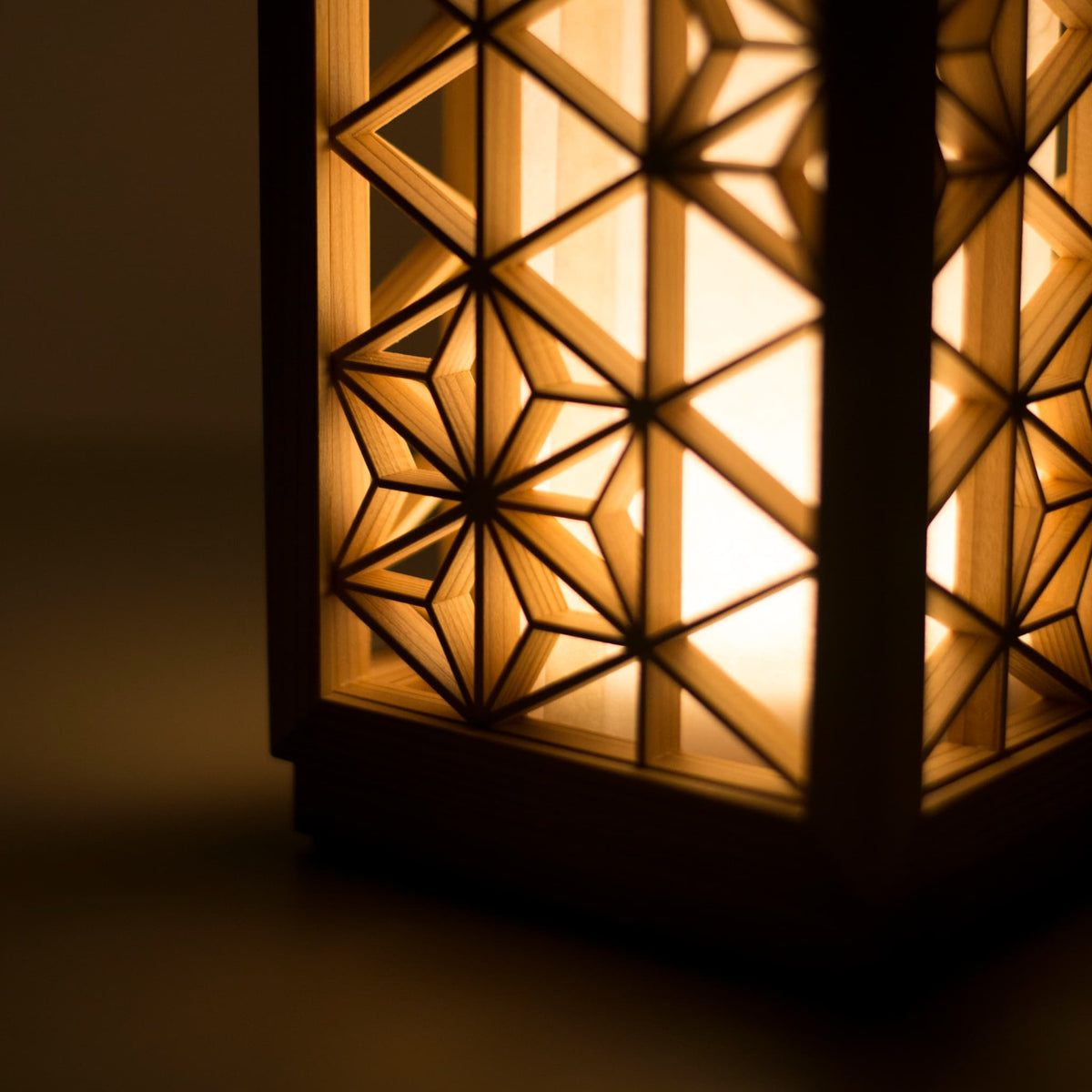 bordlampe, der bruger kumiko, en traditionel japansk teknik til at samle små træstykker for at skabe geometriske mønstre.