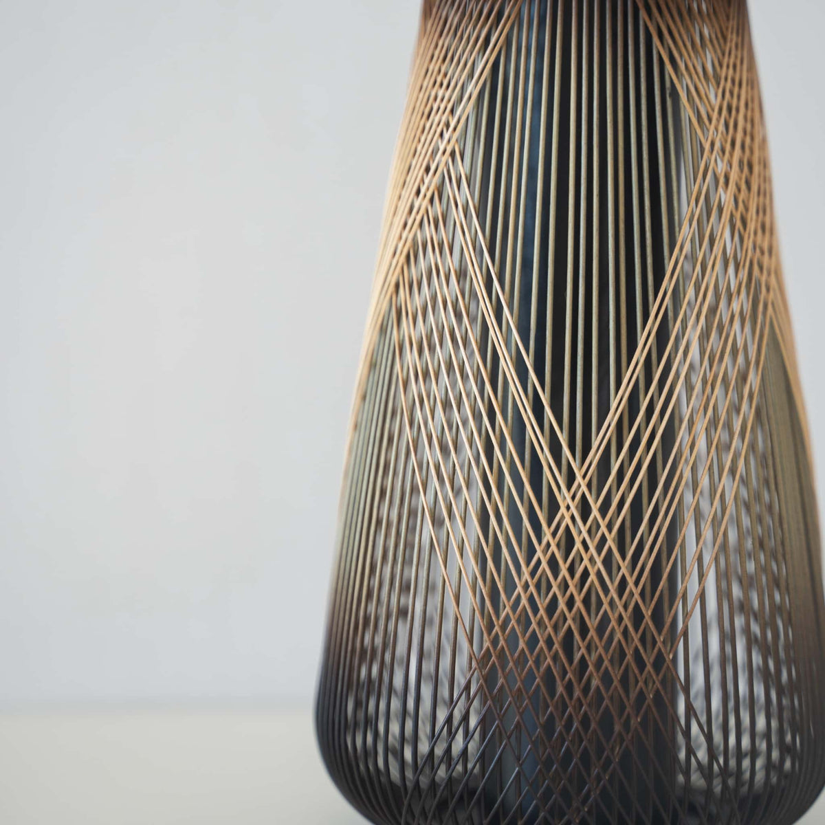 Detalje af japansk bambus Ikebana-vase håndlavet med traditionelle japanske bambushåndværksteknikker fra Shizuoka, Japan