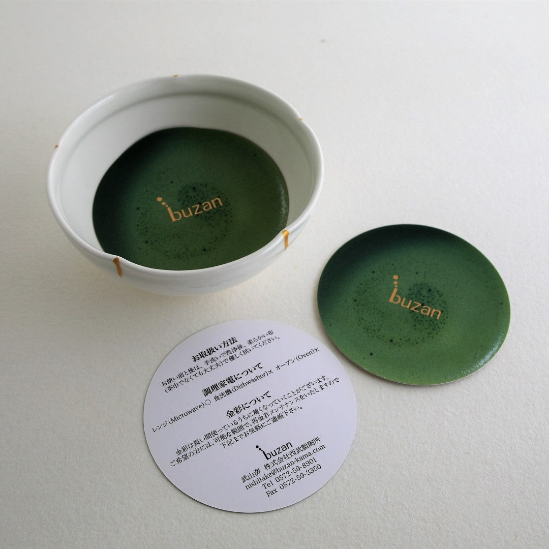 håndlavet japansk matcha-skål "Waraku" fra Buzan Kiln, lavet i Mino Ware-stil, med en glat hvid glasur og en elegant gylden kant, perfekt til teceremonier.