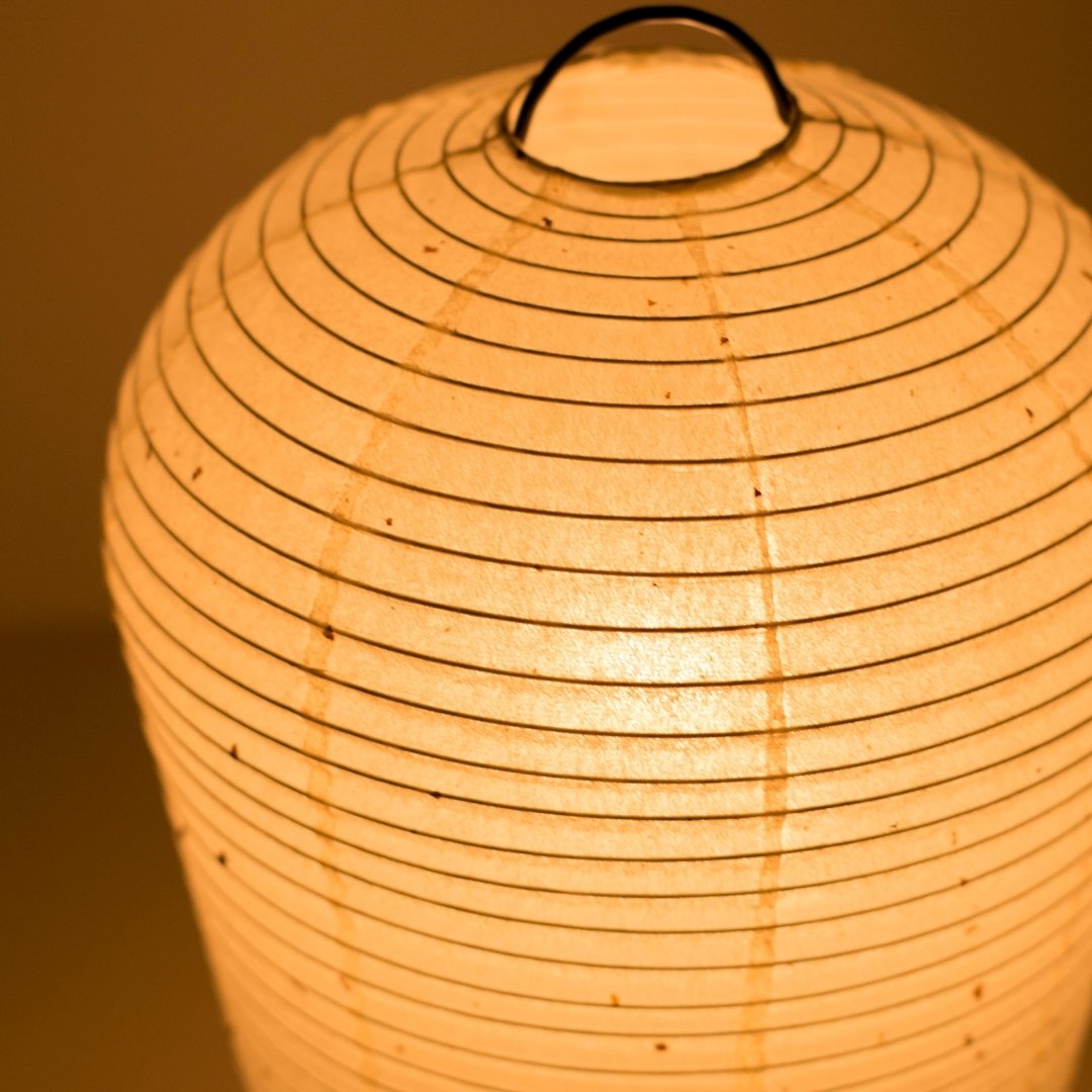"Japanse Papieren Tafellamp \"PAPERSON 01\" – Zachte Sfeerverlichting van Unieke Handgemaakte Washi Lamp, Ideale Nachtkastlamp"