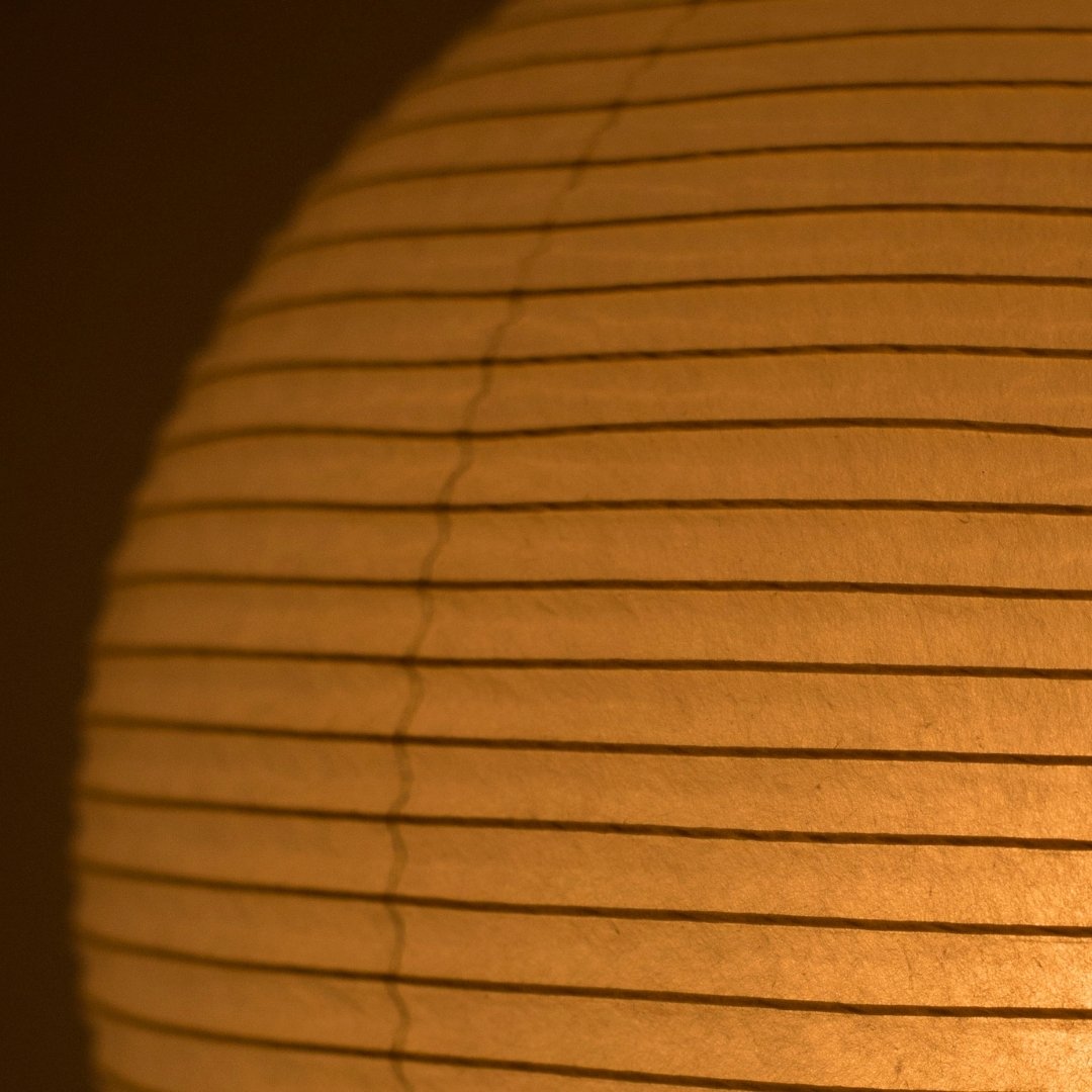 Varm, diffust lys fra den japanske papir gulvlampe "Chochin lamp 03" fremhæver skønheden ved washi-papir