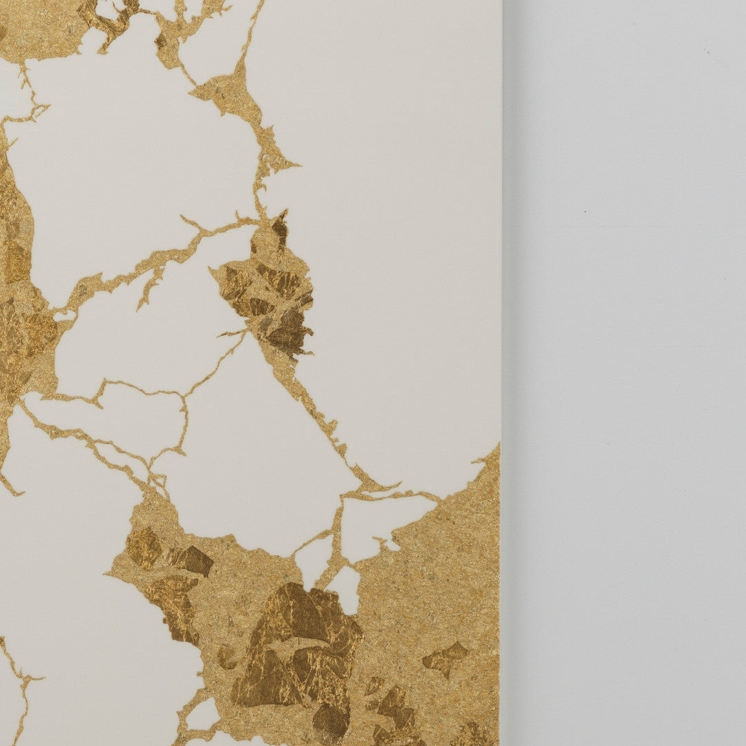 Nærbillede af japansk vægkunst Kintsugi hvid stor – elegant bladguld wabi sabi indretning