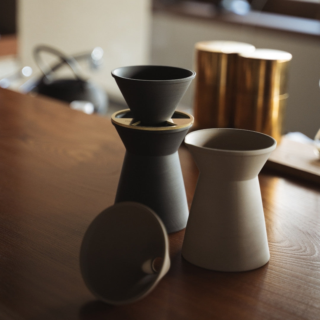 Japanse handgemaakte koffieserver & dripper op een houten tafel in een Japandi keuken