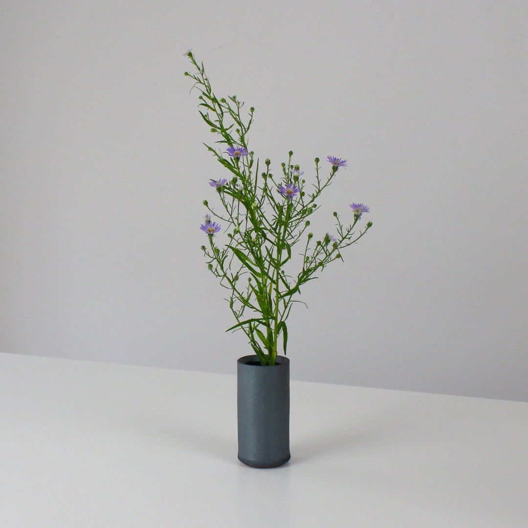 Ikebana flower arrangement in Japanese vase "Kenzan-shin L"