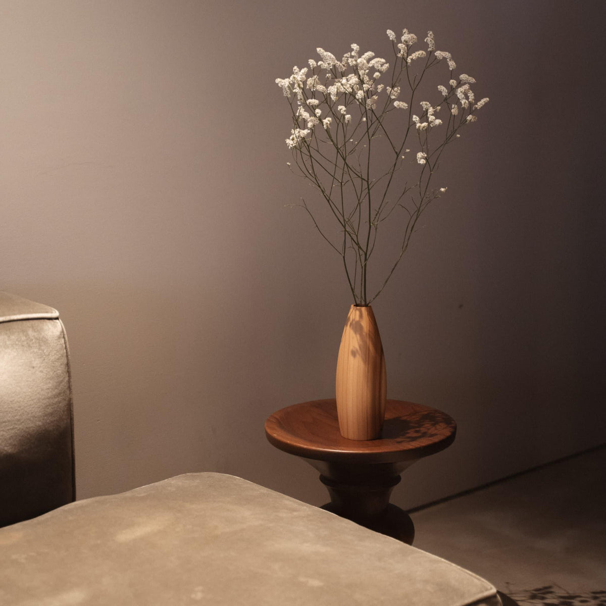 "Een prachtige natuurlijke cederhouten vaas voegt een vleugje natuur toe aan een minimalistische Japandi-woonkamer."