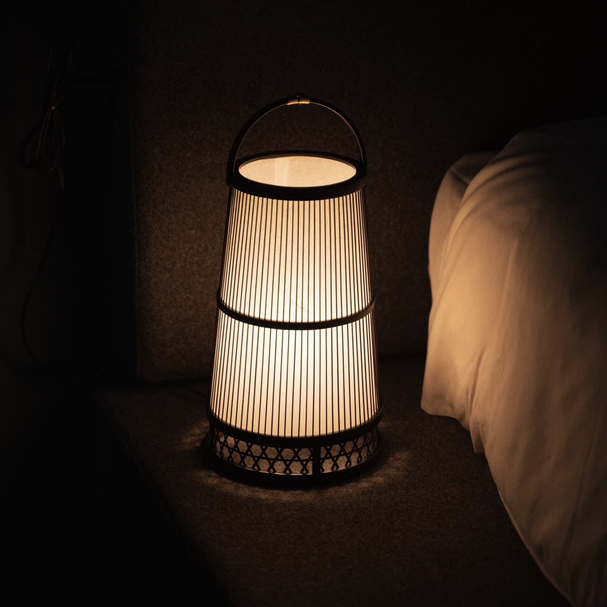 Japansk bambusgulvlampe "Hagoromo": oplyser et minimalistisk soveværelse i Japandi-stil.