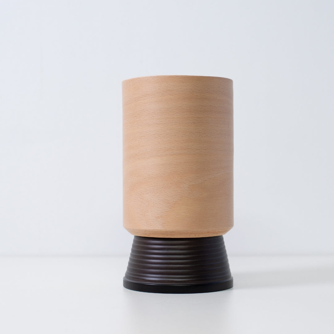"Lampe de table japonaise artisanale avec abat-jour cylindrique en bois de hêtre, lampe d'appoint en bois idéale pour la décoration intérieure."