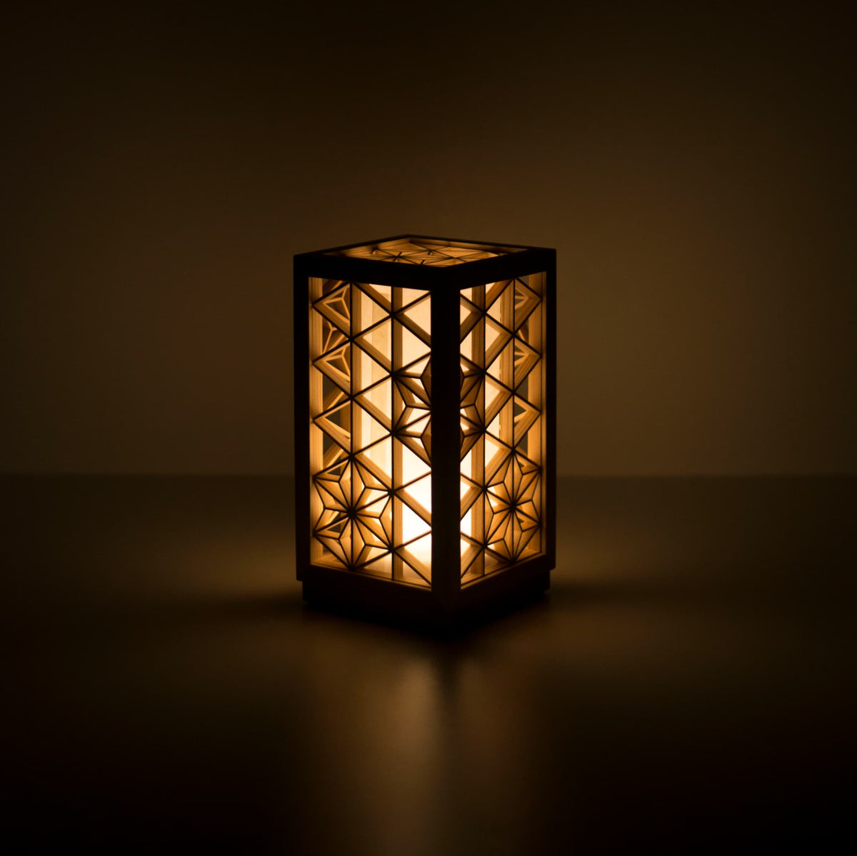 bordlampe, der bruger kumiko, en traditionel japansk teknik til at samle små træstykker for at skabe geometriske mønstre.
