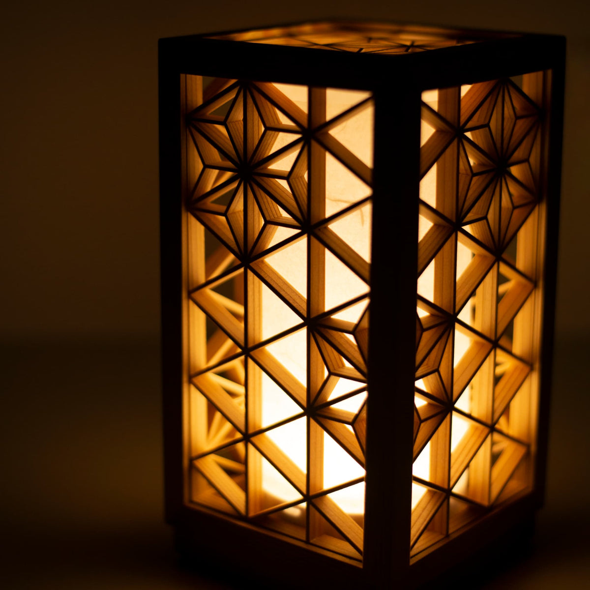 japansk bordlampe lavet med kumiko, en traditionel japansk teknik til at samle små træstykker for at skabe geometriske mønstre.