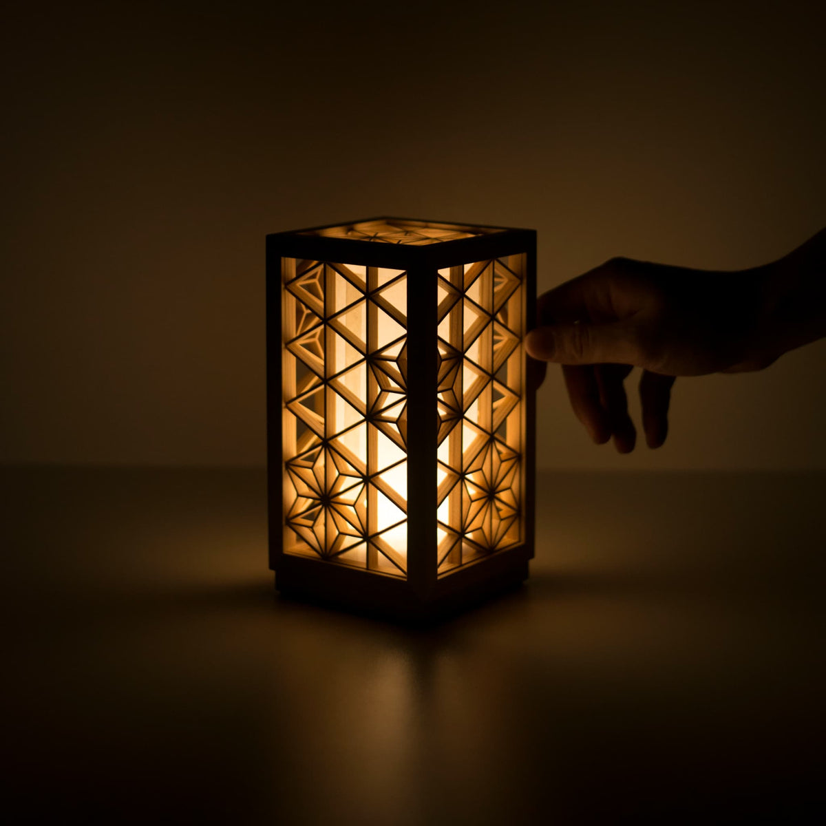 bordlampe, der bruger kumiko, en traditionel japansk teknik til at samle små træstykker for at skabe geometriske mønstre.