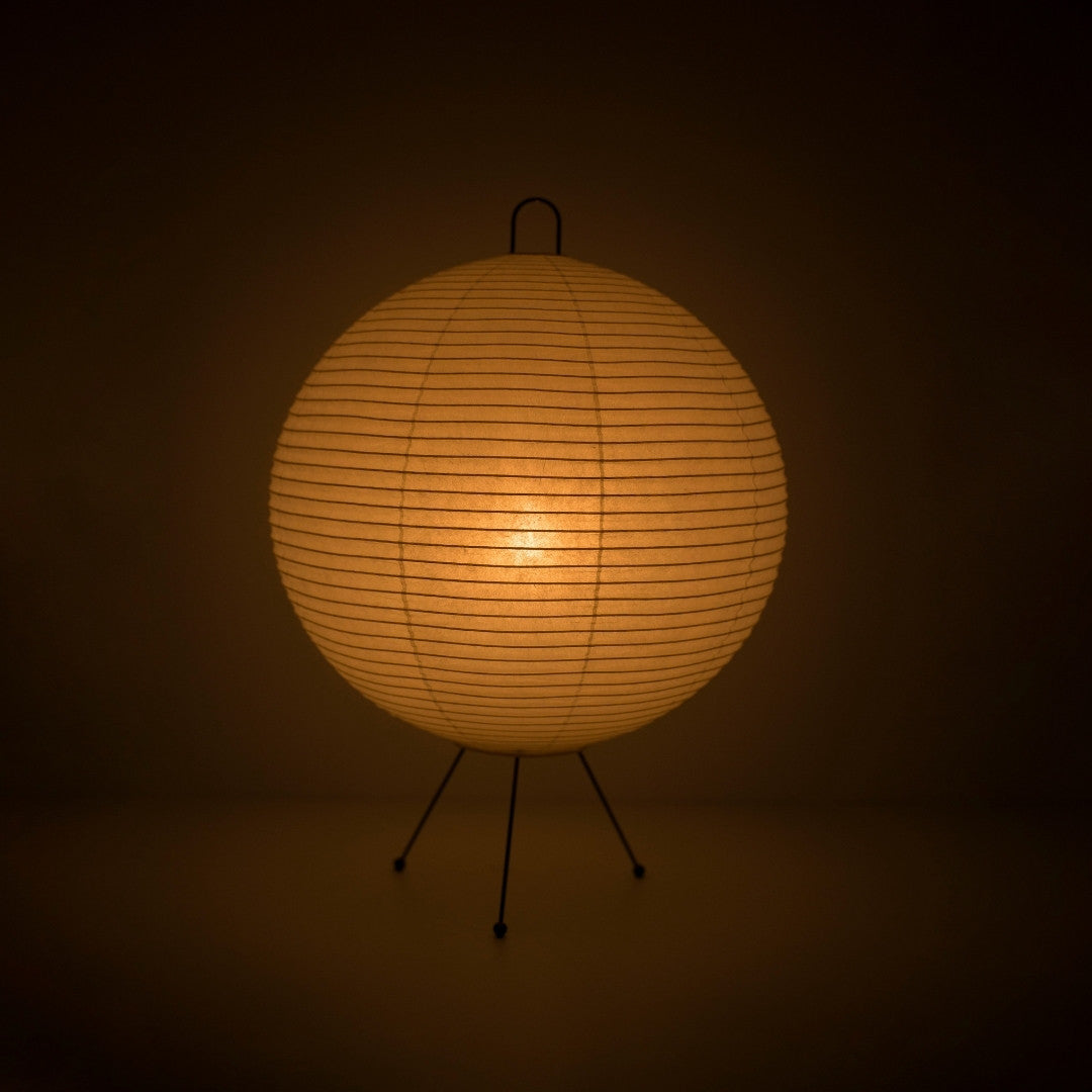 Japansk papirlampe "Chochin lamp 03" der oplyser et mørkt rum, Elegant washi-papirlampe til stuen
