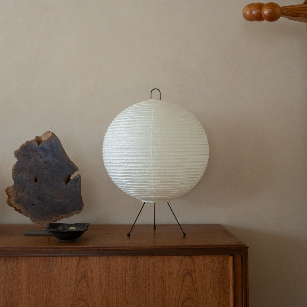 Japansk papirlampe "Chochin lamp 03" på en træhylde i Japandi-stil stue - hvid papirlampe til Japandi-stue