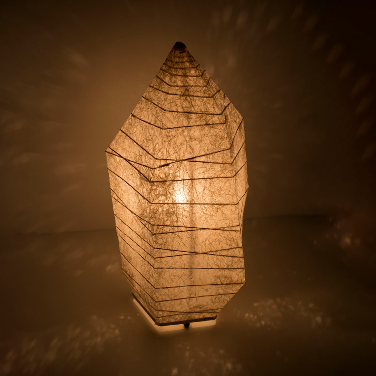 japansk lampe lavet af washi-papir med isstensdesign på brun baggrund.