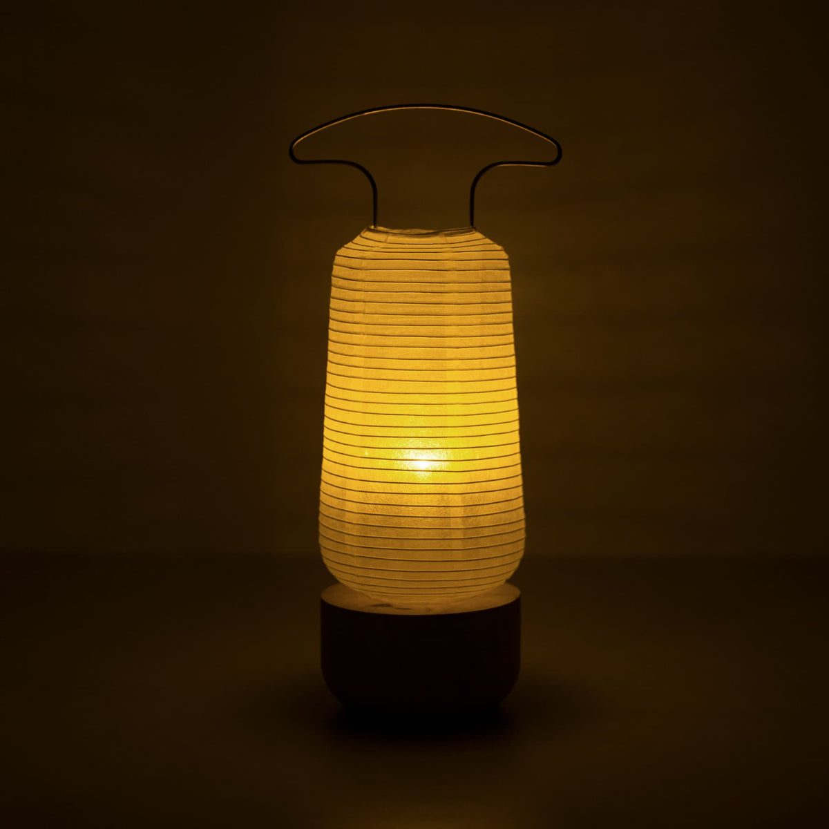Traditionele Japanse papieren lantaarnlamp die warm gloeit in een donkere kamer