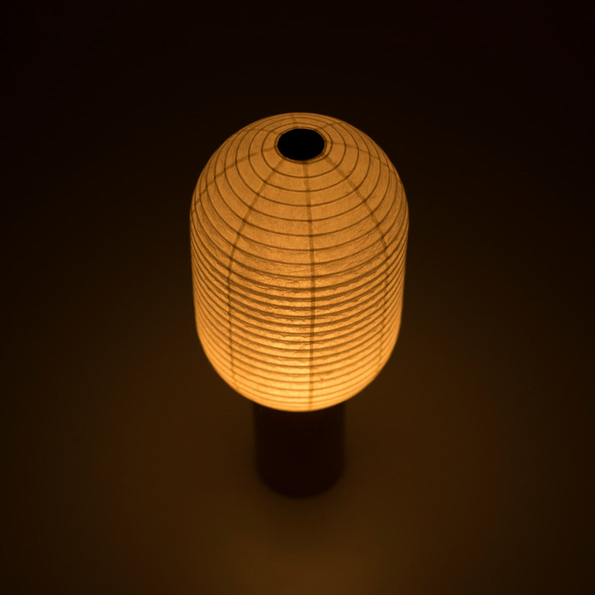 "Lampe en papier portable « TORCHIN VERTICAL » diffusant une lumière chaude, fabriquée à la main à Yame, Fukuoka, Japon, réputée pour ses lanternes traditionnelles de Yame."