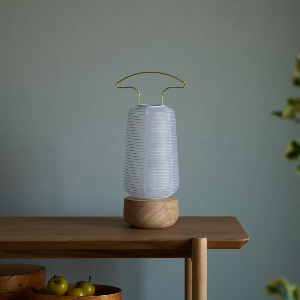 "Een traditionele Japanse papieren lantaarn op een houten bureau"
