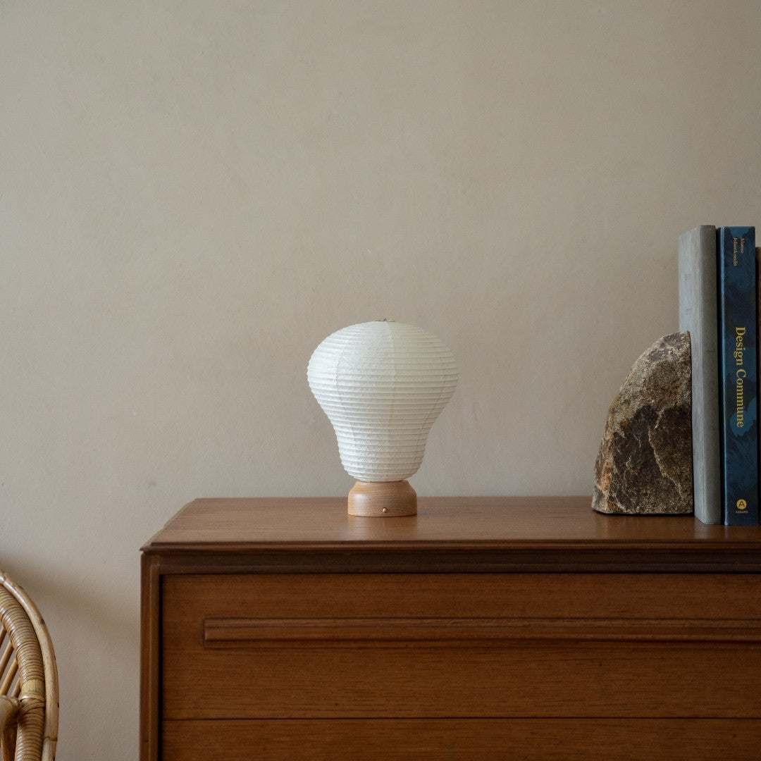 "Japanse Papieren Tafellamp \"Balloon\" op houten plank in Japandi-stijl kamer – Unieke tafellampen voor Japandi slaapkamer & woonkamer"