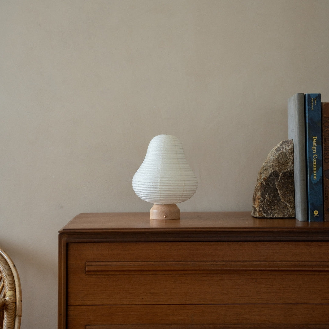 "Lampe de table japonaise en papier « Montagne » sur étagère en bois dans une pièce de style Japandi – Lampe élégante Wabi-Sabi pour salon Japandi"