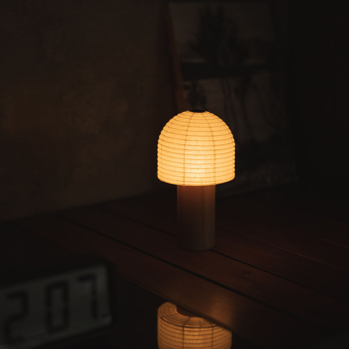 Japanse Papieren Tafellamp "TORCHIN BELL" Geplaatst op een Console Tafel in de Woonkamer