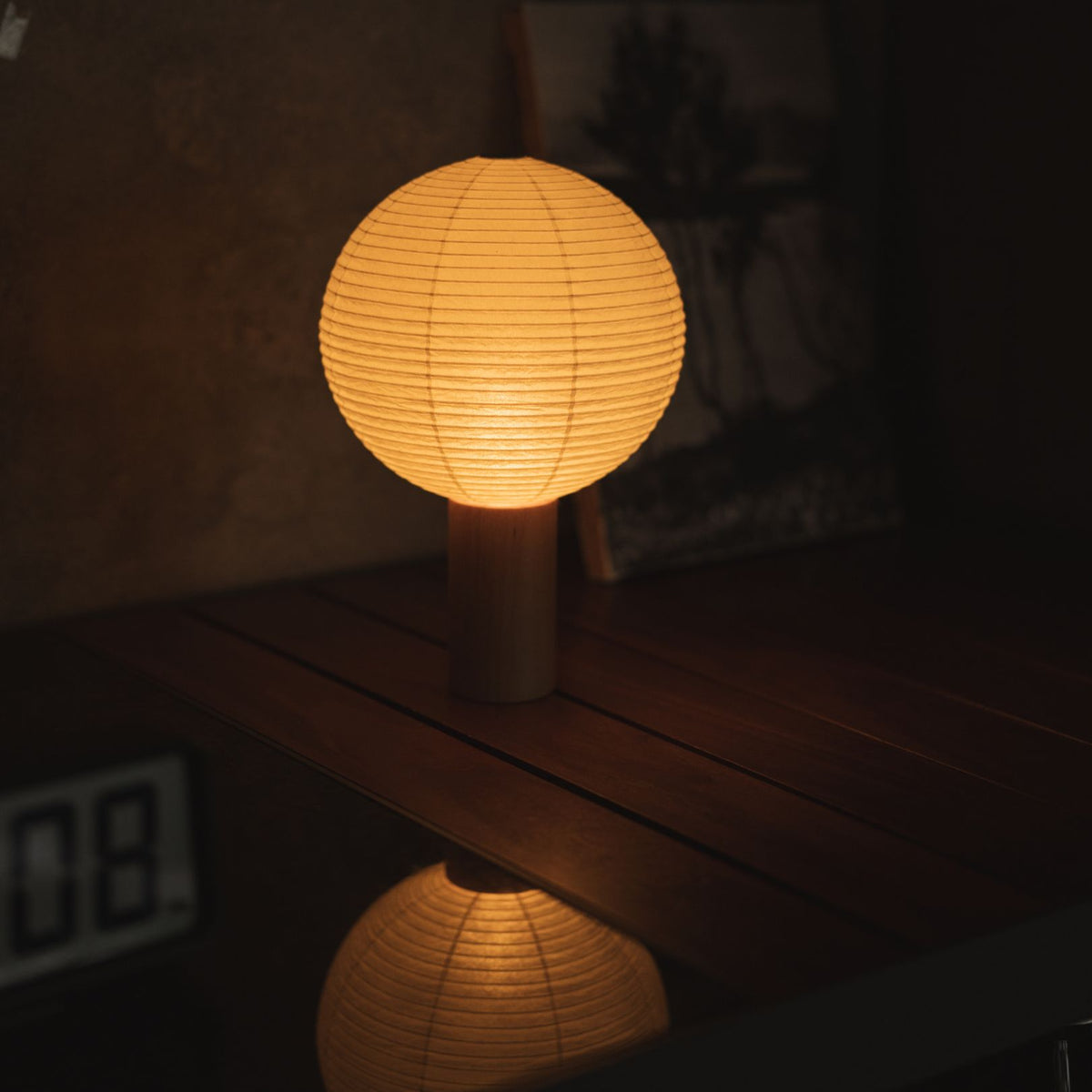 Japanse Papieren Tafellamp "TORCHIN CIRCLE" Geplaatst op een Console Tafel in de Woonkamer