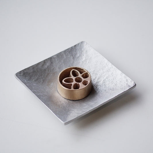 Japanese Pinless Kenzan "Garden" with Plate – Ikebana Flower Frog for Japanese Flower Arranging