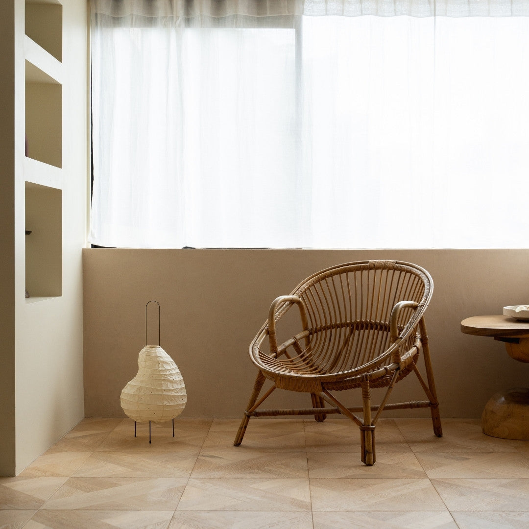 "Lampe sur pied japonaise en papier Washi « BEANS LIGHT » dans un espace de style Japandi – Authentique lampe sur pied en papier Washi pour salon Japandi"