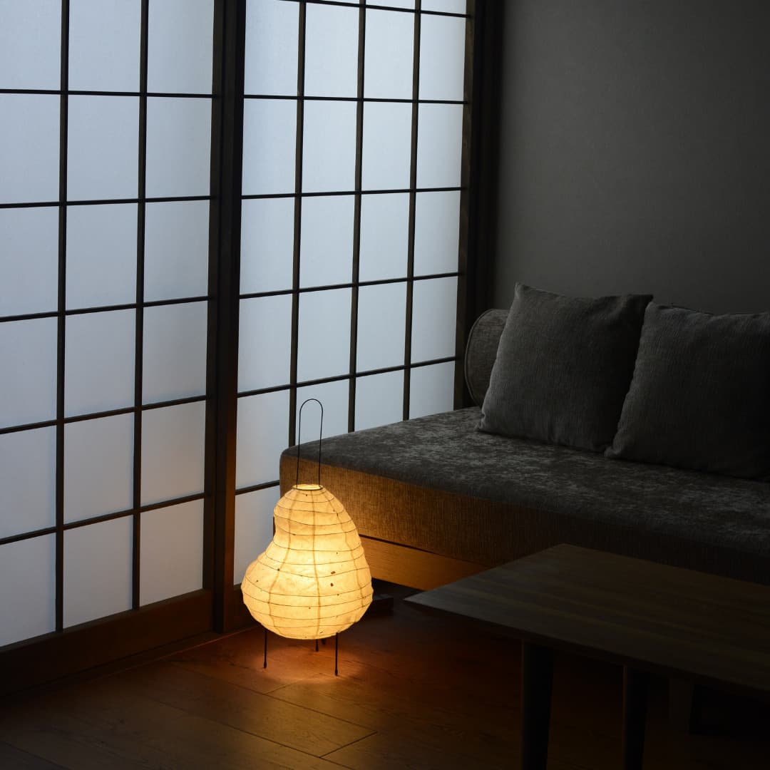 "Lampadaire japonais en papier « Beanslight » dans un salon Japandi."