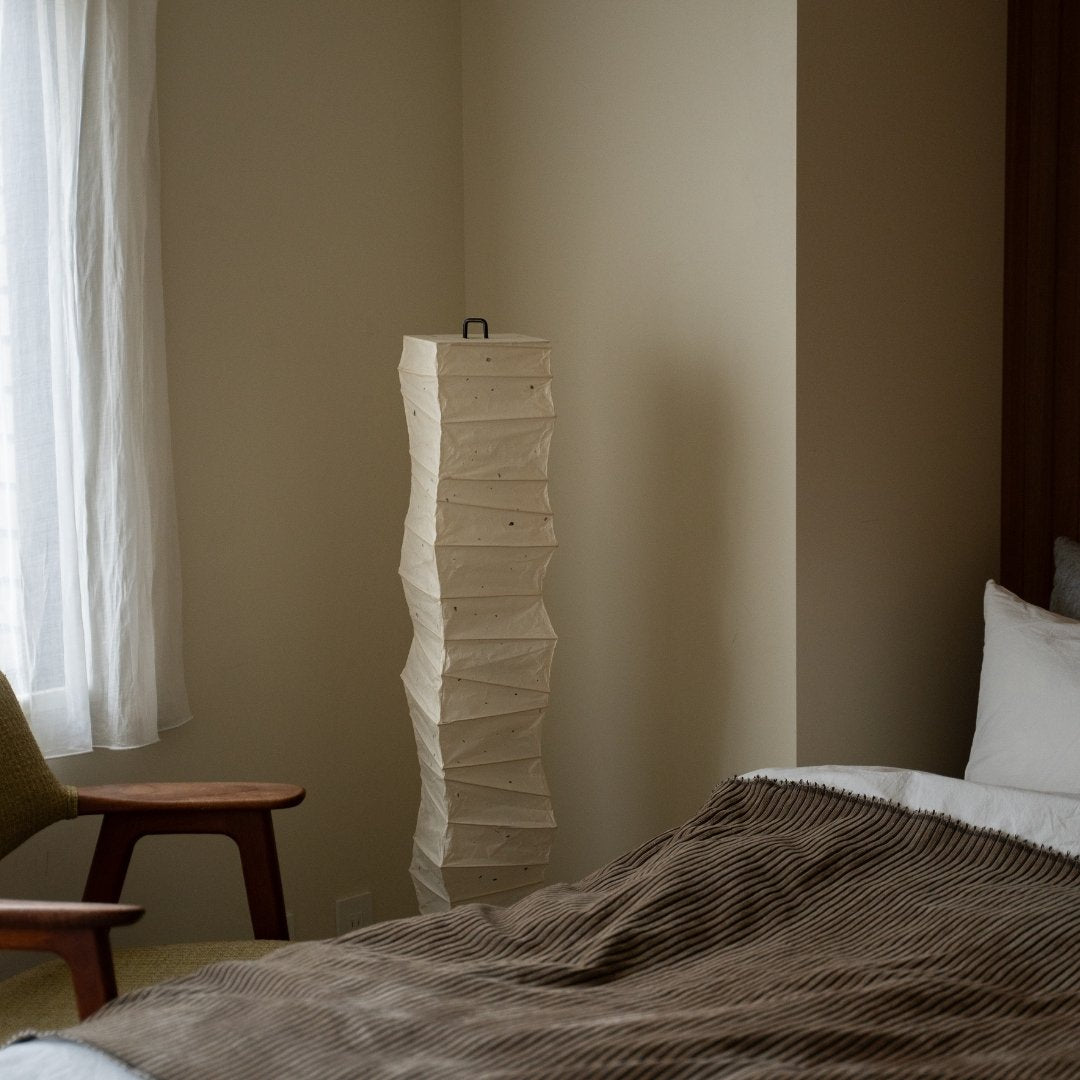 "Lampe sur pied en papier Washi japonais « Slender » dans une chambre de style Japandi – Lampe sur pied authentique en papier japonais"