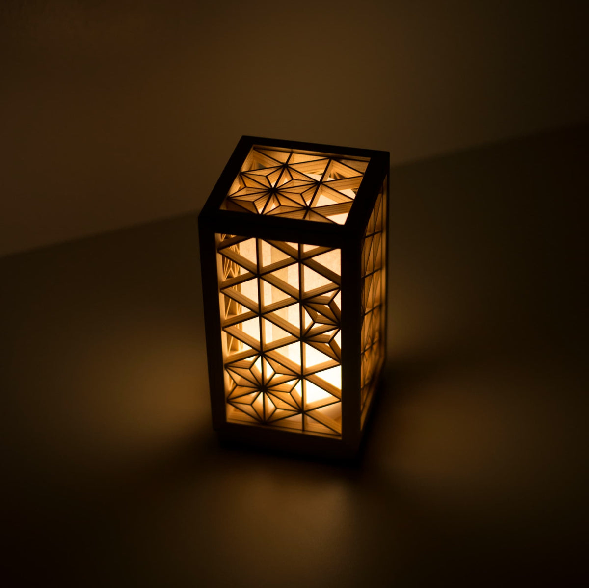 bordlampe, der bruger kumiko, en traditionel japansk teknik til at samle små træstykker for at skabe geometriske mønstre.