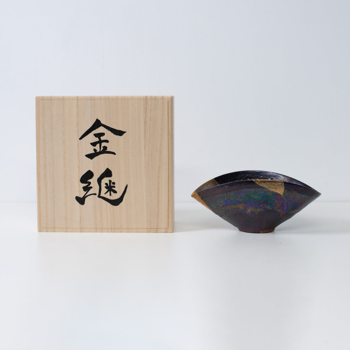 Japanische Kintsugi-Schale, restauriert mit reinem Gold, die Widerstandsfähigkeit und Unvollkommenheit verkörpert