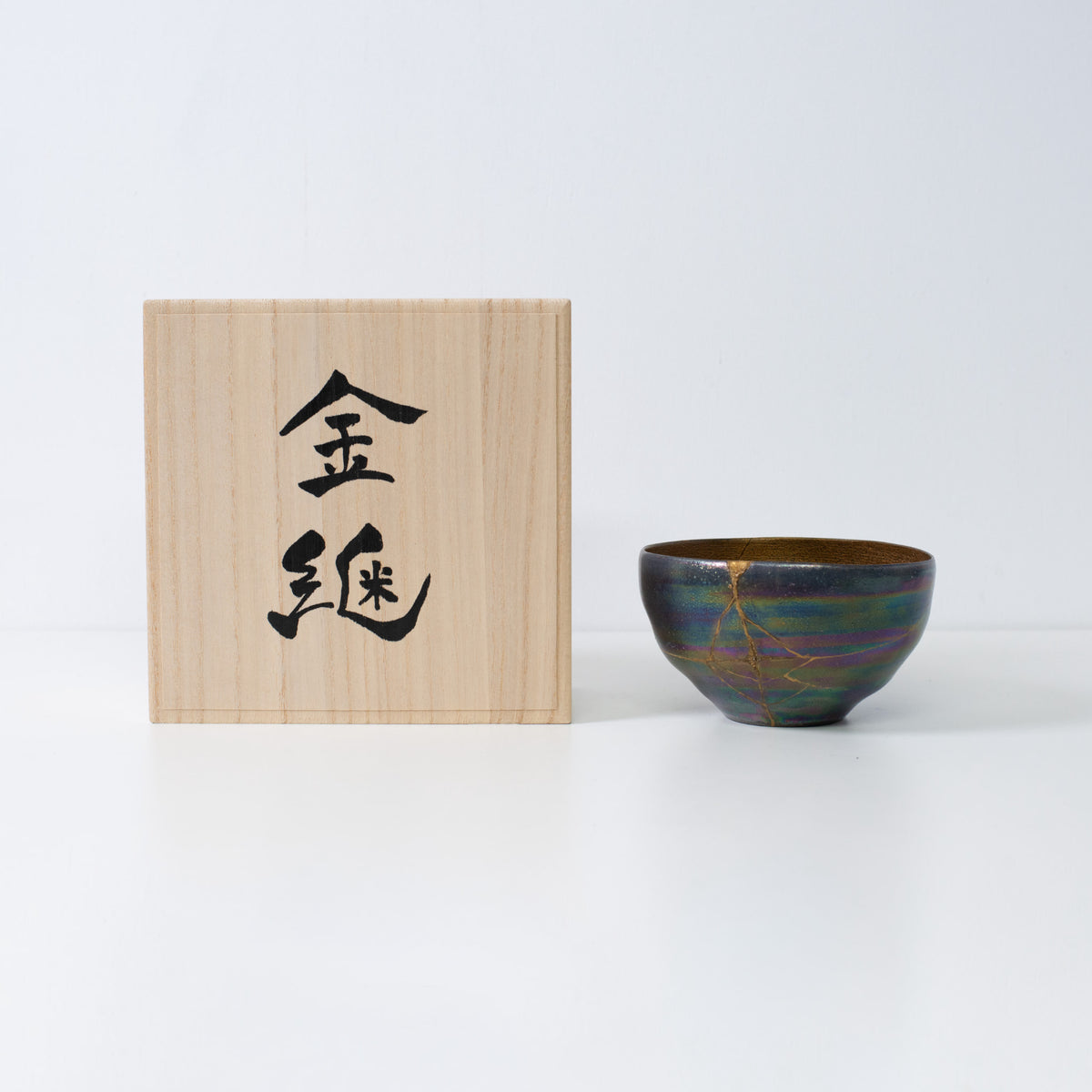 Bol en céramique Kintsugi avec réparation dorée, exprimant le wabi-sabi et la résilience japonais