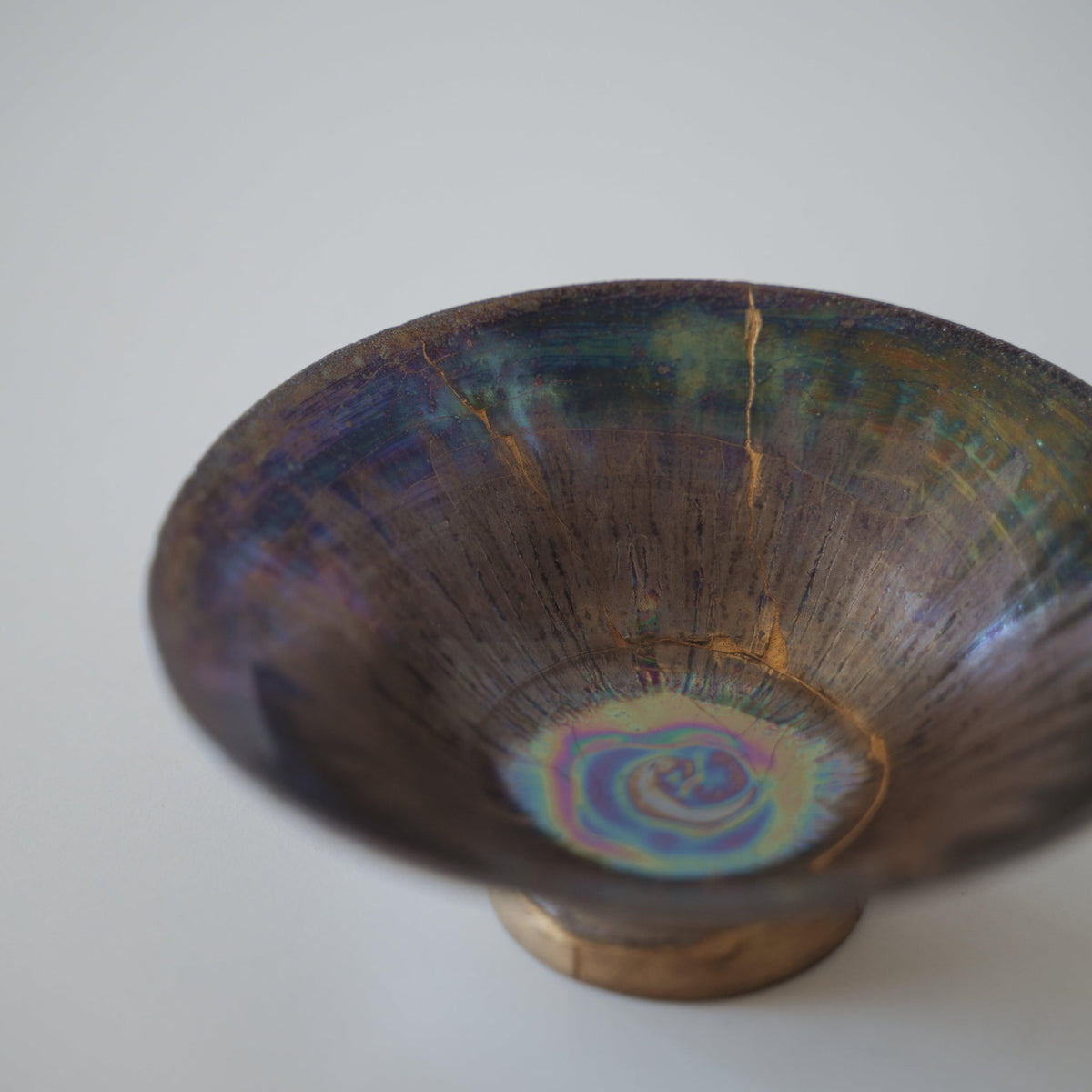 Vue de dessus du bol Kintsugi "Iris Rose", présentant le motif unique "Iris Rose"