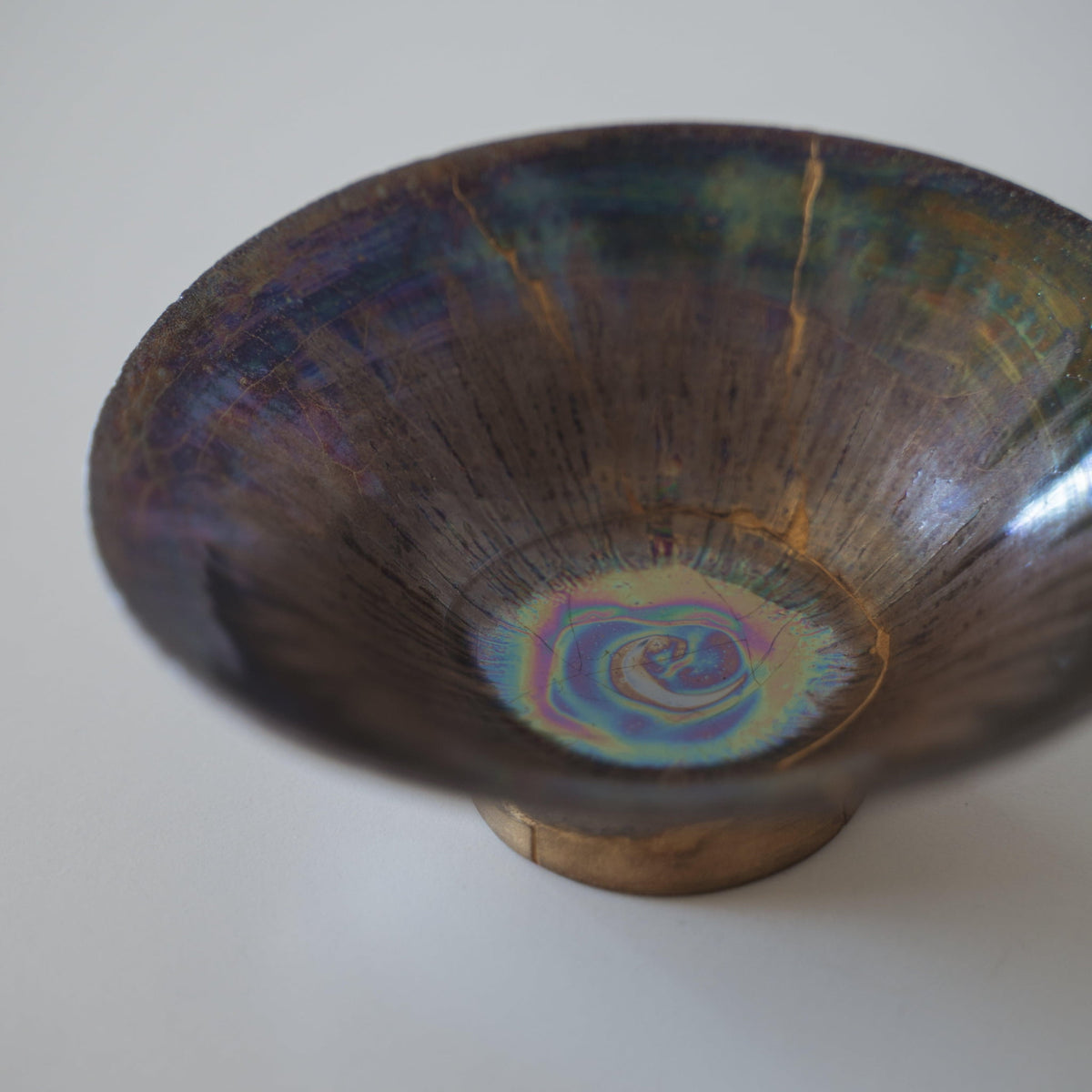"Vue de dessus rapprochée du bol Kintsugi « Iris Rose », présentant le motif unique « Iris Rose »"
