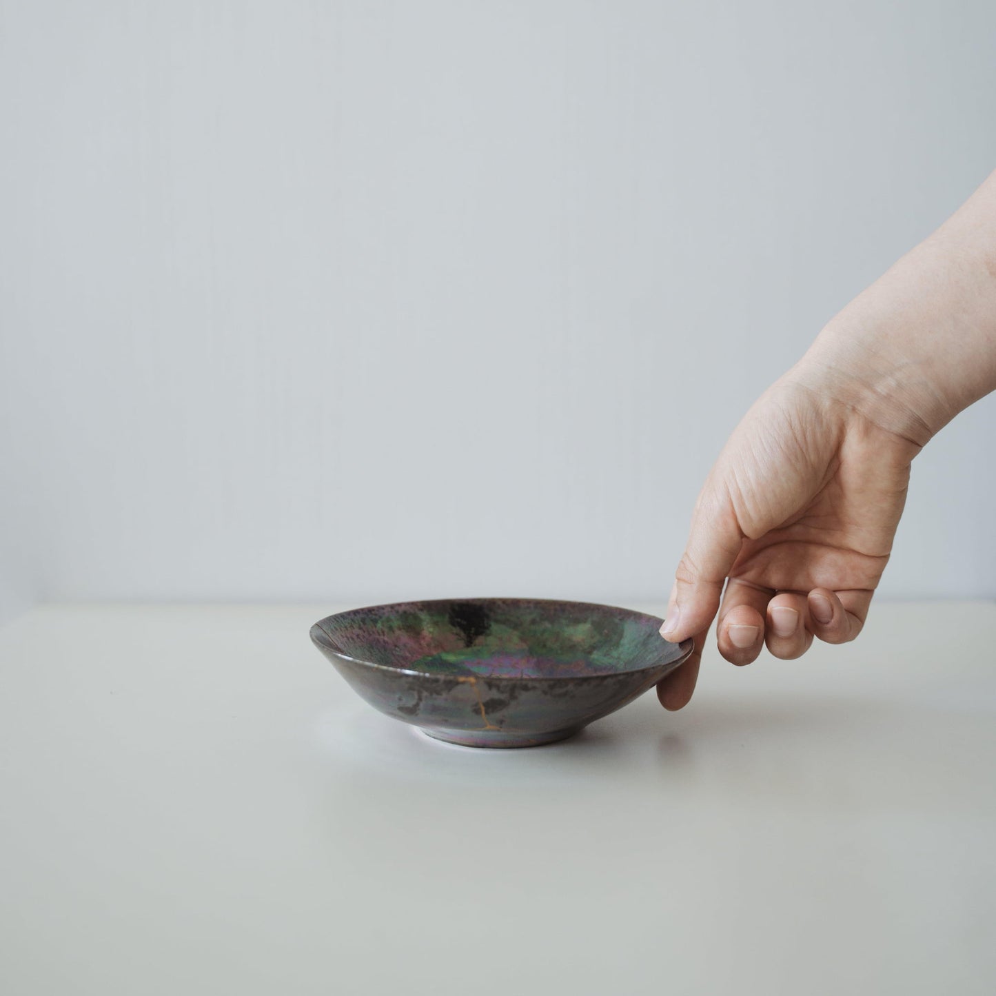 Skål repareret med Kintsugi, en traditionel japansk teknik, der omfavner skønheden i uperfekthed.