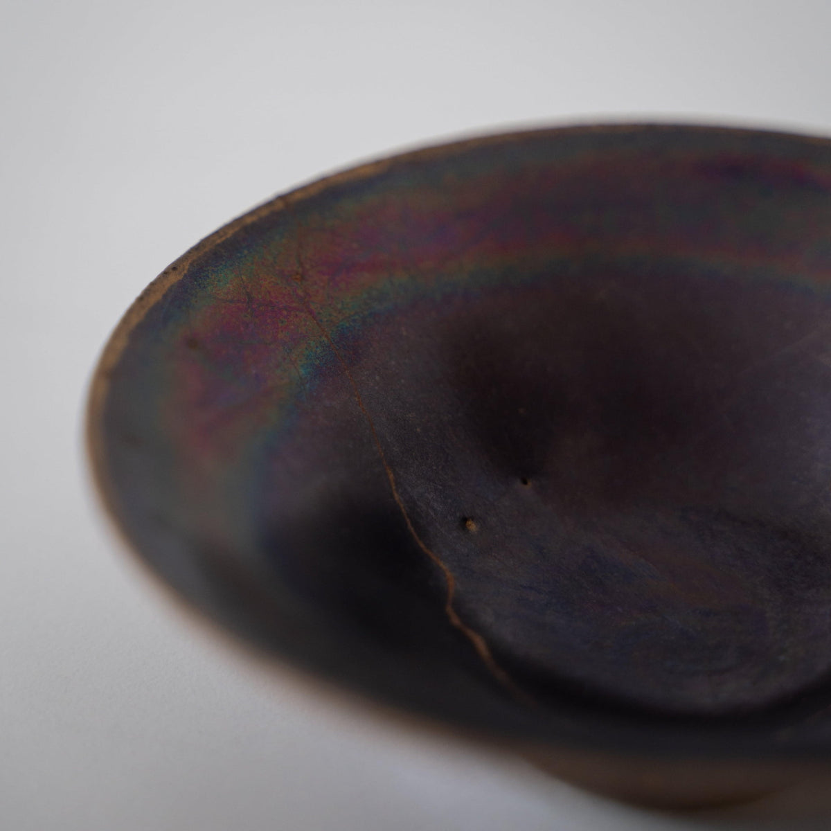 Vue de dessus rapprochée du bol Kintsugi "Nébuleuse Pourpre" 02, présentant le motif unique "Supernova"