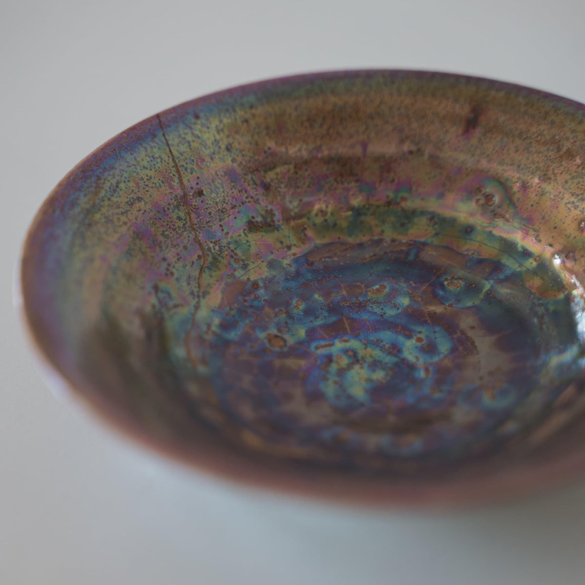 Vue de dessus rapprochée du bol Kintsugi "Supernova", présentant le motif unique "Supernova"