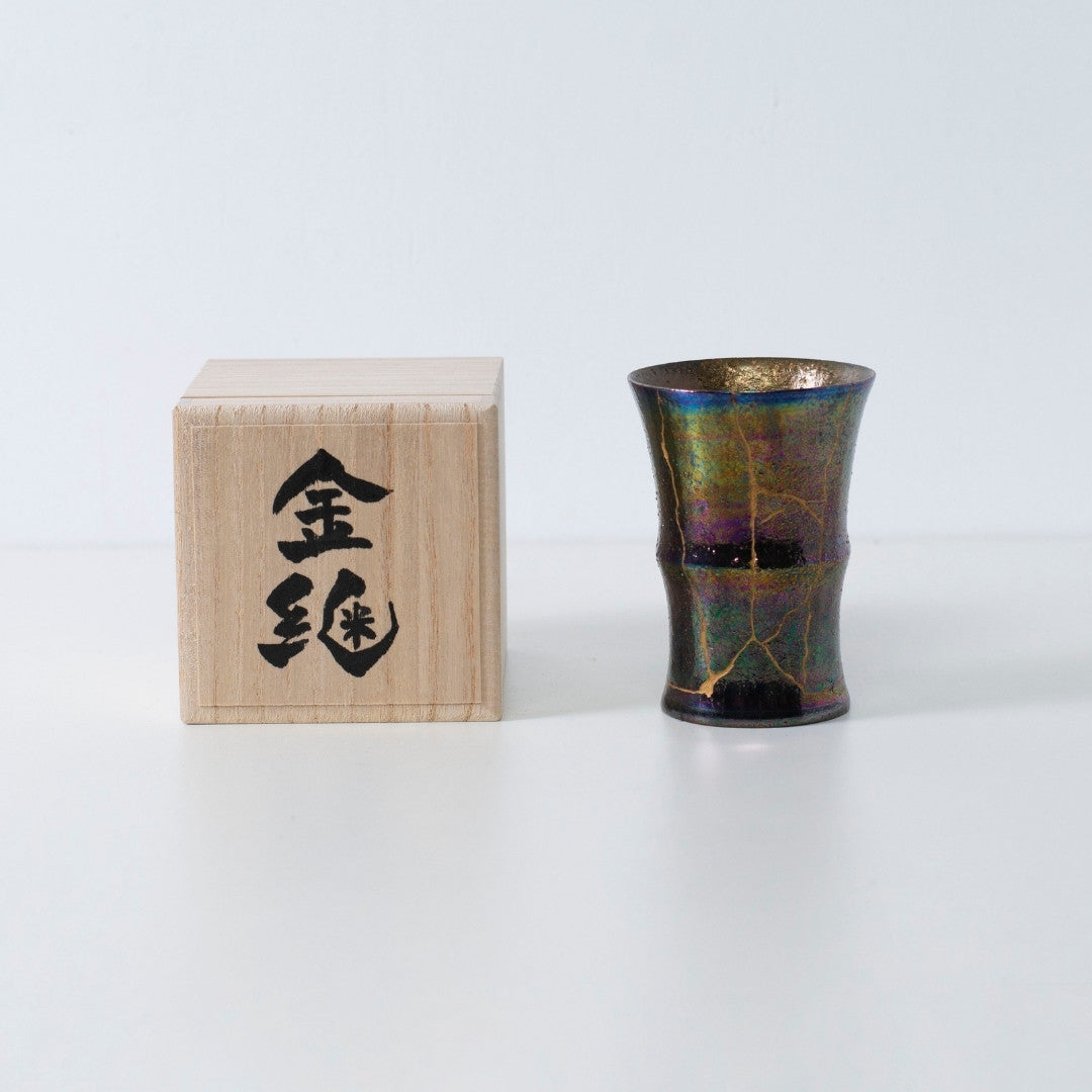 Rainbow Luster kintsugi mok met gouden barsten en iriserende glazuur | wabi sabi aardewerk kunst