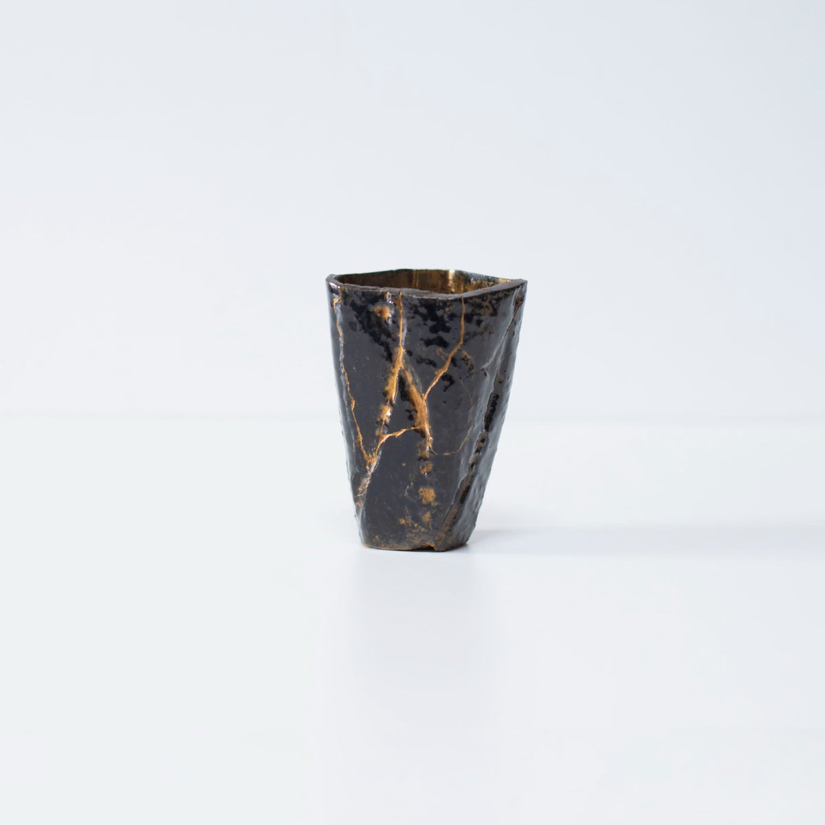 Seitenansicht der Pentagon Kintsugi Tasse "Tenmoku" Schwarz 01 vor weißem Hintergrund