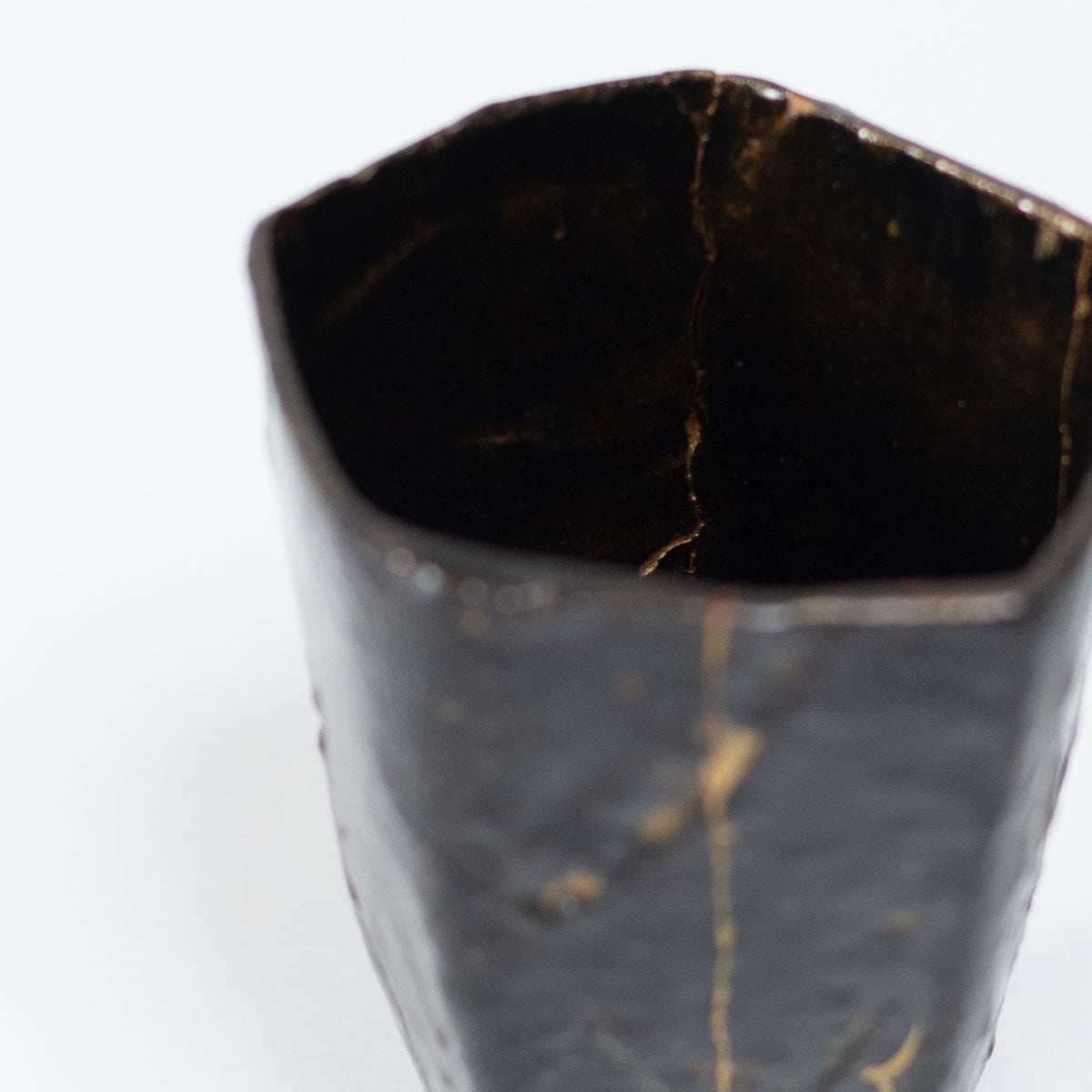 Draufsicht auf die Pentagon Kintsugi Tasse "Tenmoku" Schwarz 01, die ihre einzigartige fünfeckige Form zeigt