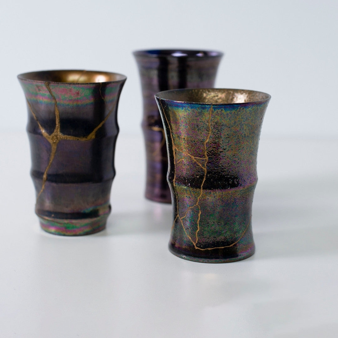 Kintsugi-mokken in regenboog- en magentalustre | wabi sabi kintsugi-aardewerk van Taku Nakano