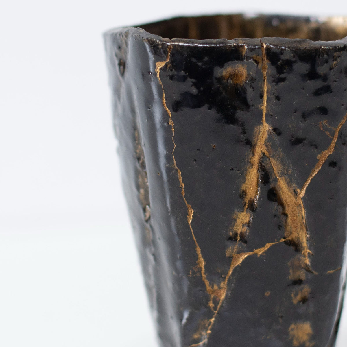 "Nahaufnahme einer Kintsugi-Reparatur an der Pentagon Kintsugi Tasse „Tenmoku“ Schwarz 01"