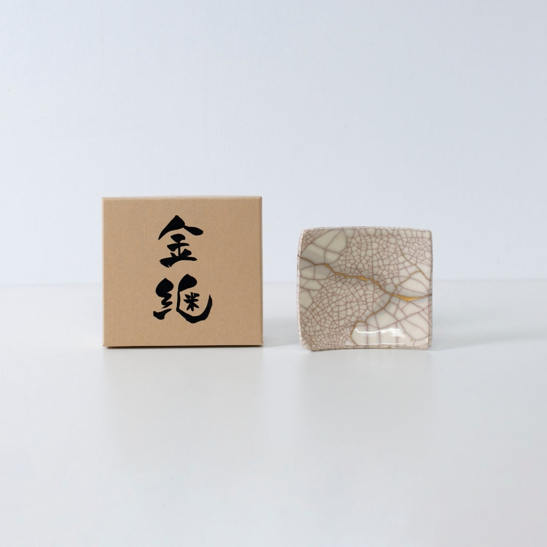 Side view of Kintsugi Square Plate "Vermilion Crackle" 02 with case in a white background