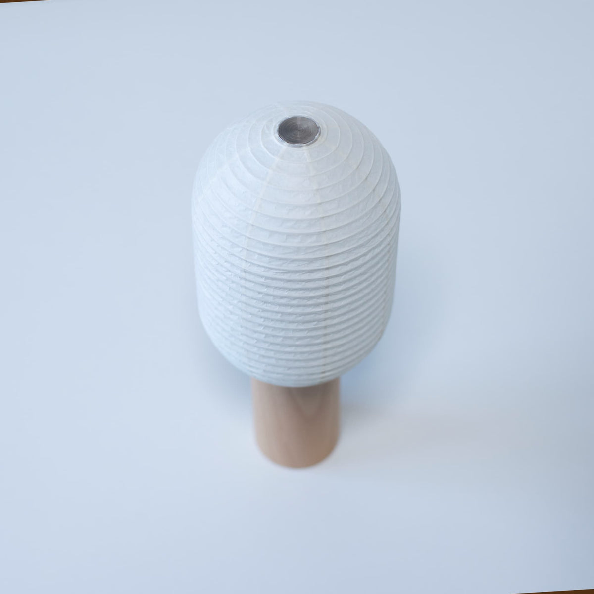 Lampe en papier japonais « TORCHIN VERTICAL » dotée d'un grand abat-jour cylindrique en papier washi blanc et d'une poignée en bois, fabriquée à la main à Yame, Fukuoka, Japon.