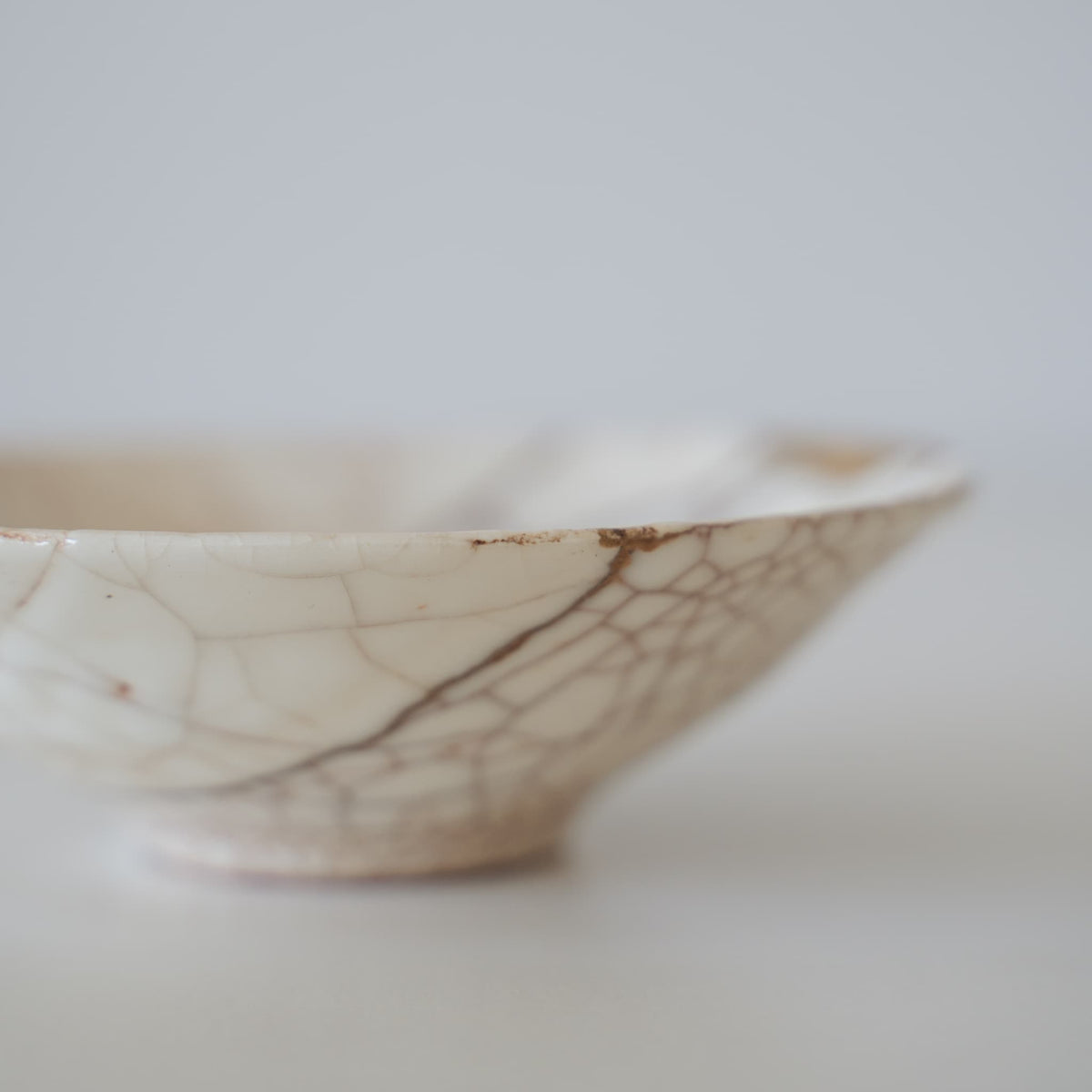 Vue de côté du bol Kintsugi « Fissure vermillon »