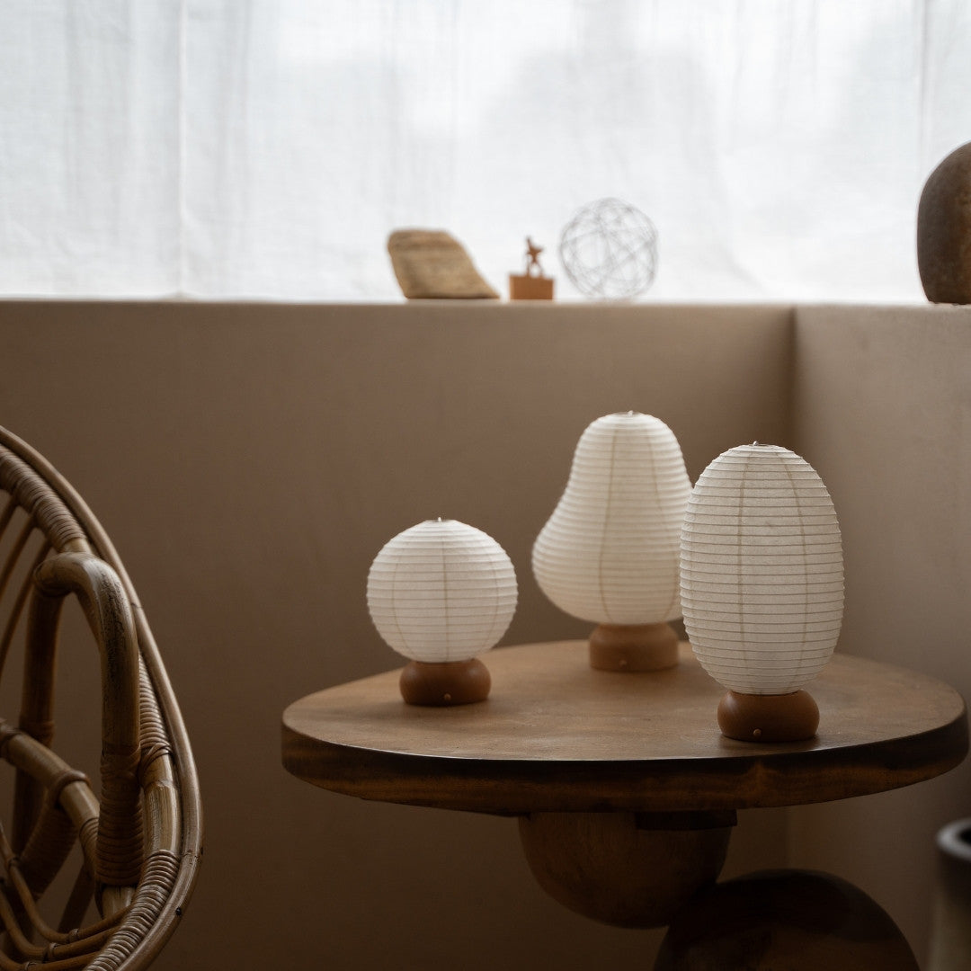 "Trois lampes de table uniques en papier japonais sur une table en bois dans une pièce de style Japandi – Lampes de table uniques pour salon Japandi"