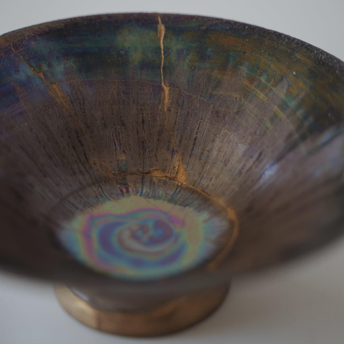 "Vue de dessus rapprochée du bol Kintsugi « Iris Rose », présentant le motif unique « Iris Rose »"